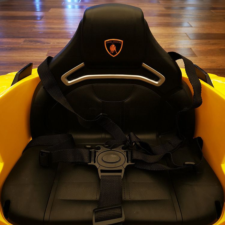 Xe ô tô điện Lamborghini Nel 603 trang bị 1 chế ngồi rộng rãi, dây dai an toàn kiểu dáng thể thao ôm sát người bé giúp giữ bé vào ghế an toàn.