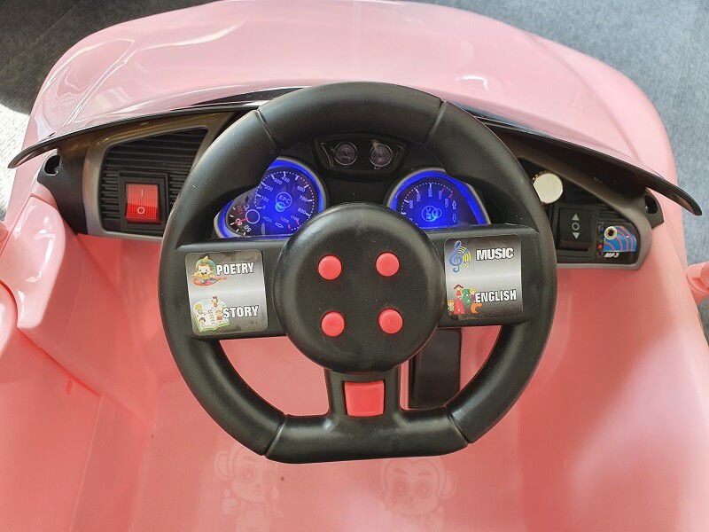 Khu vực trung tâm và bảng điều khiển trên xe ô tô điện cho bé FEY 5189