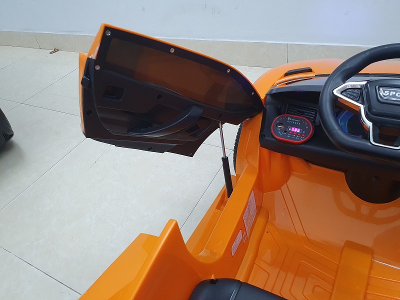 Bảng điều khiển âm thanh, giải trí xe ô tô điện trẻ em Lamborghini LT998 phía bên trái vô lăng xe.
