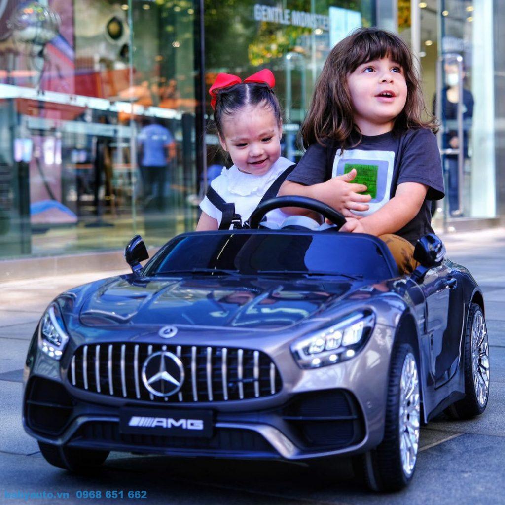 Xe ô tô điện trẻ em Mercedes MH 2588 màu xám khỏe mạnh, sang trọng 