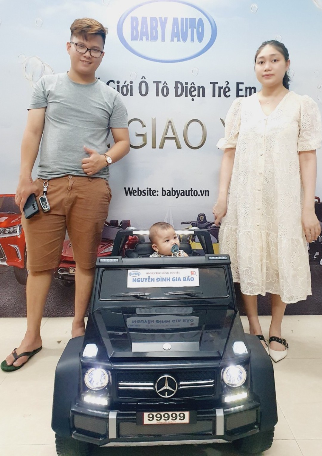 Khách hàng  mua ô tô điện trẻ em tại Baby Auto