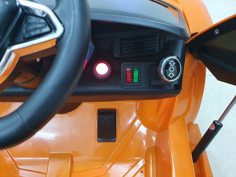 Các công tác bật tắt nguồn, đèn, chế độ nhún trên xe ô tô điện trẻ em LT998