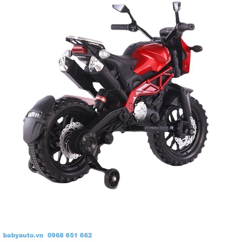 Phía sau xe mô tô điện trẻ em DLS 01 được trang bị hệ thống giảm xóc giúp xe di chuyển êm ái hơn